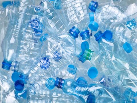 garrafa de plástico desperdiçada